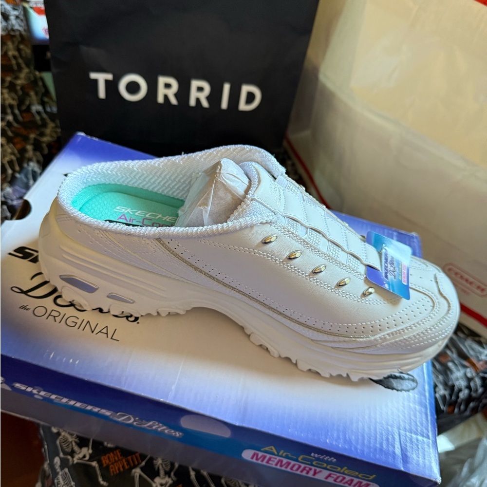 New Bright White Air-Cooled Memory Foam D’lites Sketchers